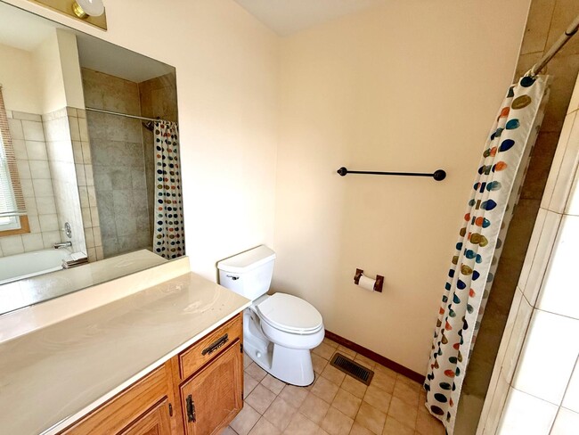 Building Photo - 1013 Pear Tree Ln
