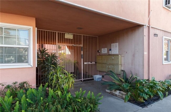 Building Photo - Beautiful One bedroom in gated complex one block from Ocean In Long Beach