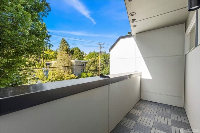 Building Photo - 105 NW 39th St