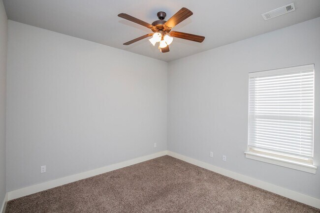 Building Photo - ***116 Alder Street***