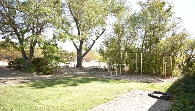 Building Photo - 3Bed, 2Bath **ON 2.5 ACRES!** Internet Paid.