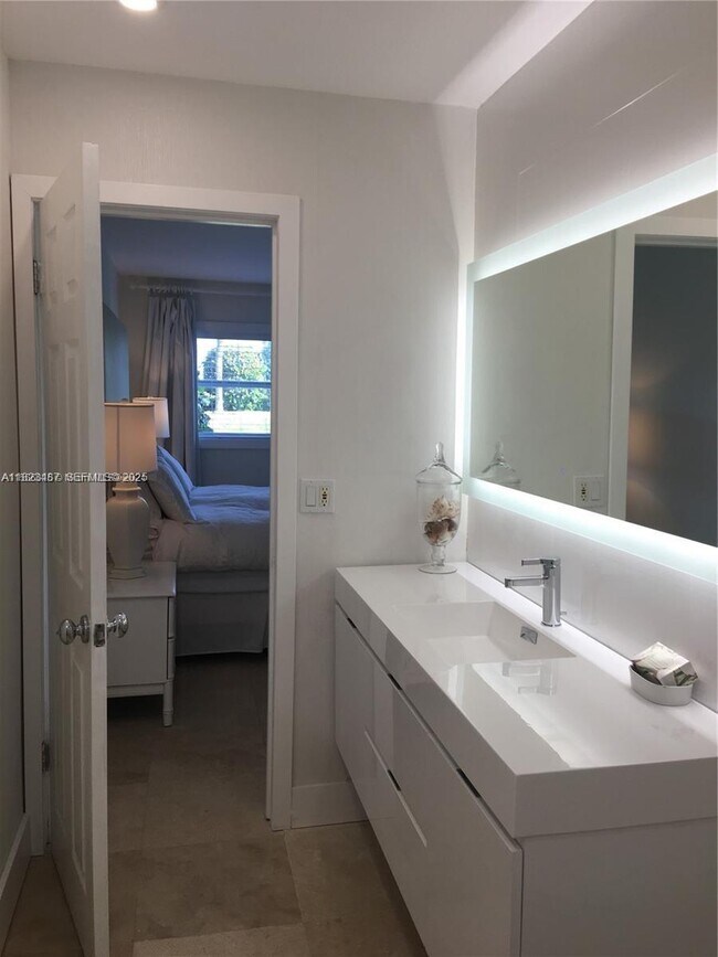 Building Photo - 5151 N Hwy A1A