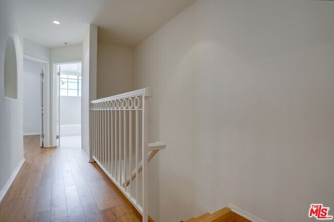 Building Photo - 852 N Poinsettia Pl