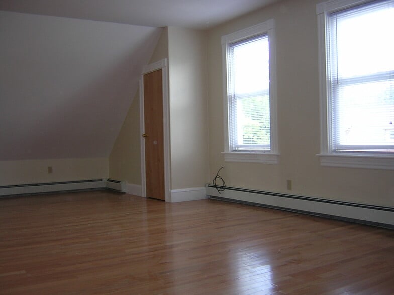 Building Photo - 55 University Ave