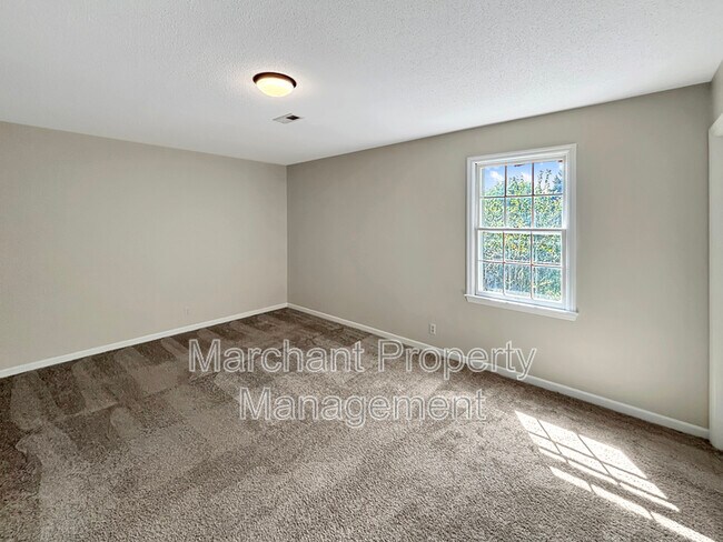 Building Photo - 118 Creek Dr