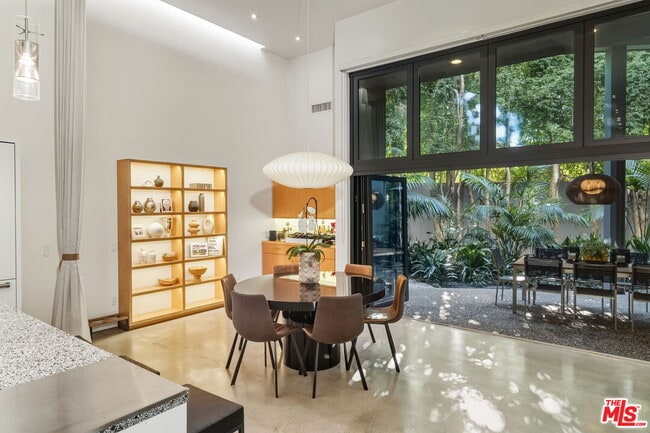 Building Photo - 1849 Fox Hills Dr