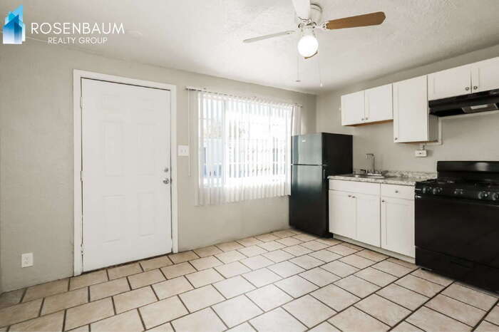 Building Photo - 302 W Flores St