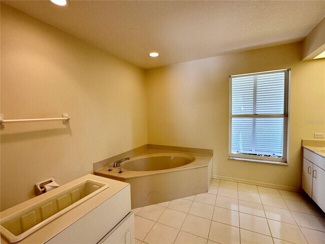 Building Photo - 5024 Southern Pine Cir