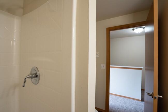 Building Photo - 3 BEDROOM TOWNHOME IN ARLINGTON