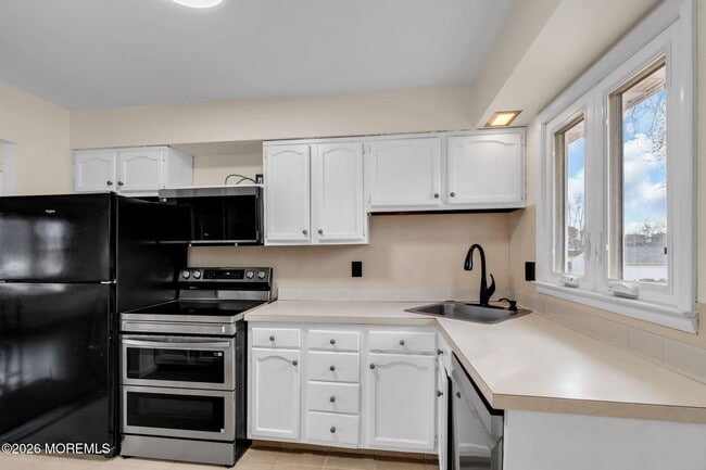 Building Photo - 613 Champlain St