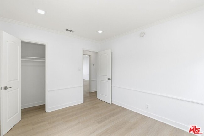 Building Photo - 8613 W Olympic Blvd