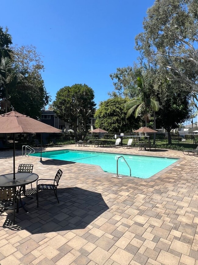 Building Photo - Tri-Level 2bed 2.5 bath Huntington  Beach Condo