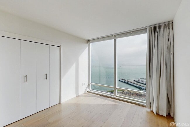 Building Photo - 425 1st St