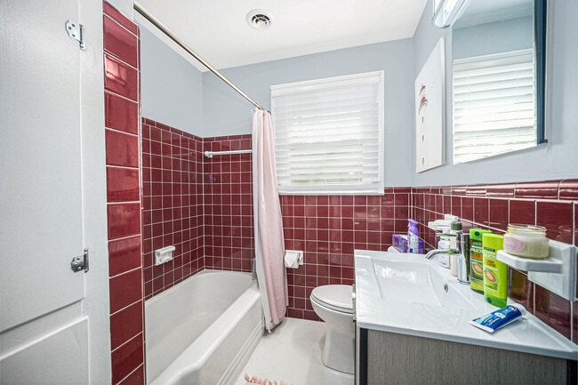 Building Photo - 5112 Victoria Ave