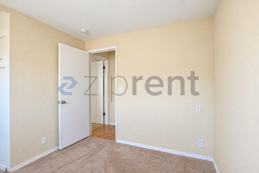 Building Photo - Unit