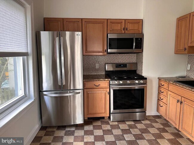 Building Photo - 229 Iona Ave