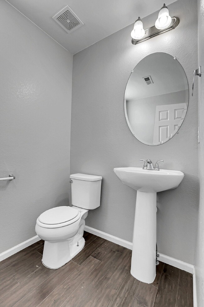 Building Photo - $2,750.00, 3 bed, 2.5 bath located in Denver