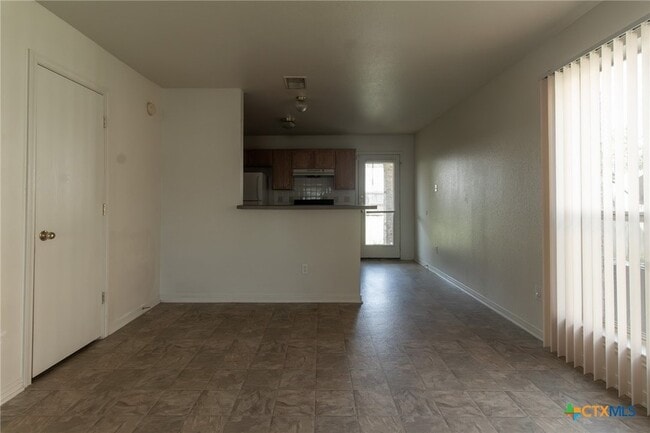 Building Photo - 102 E Robin Ln