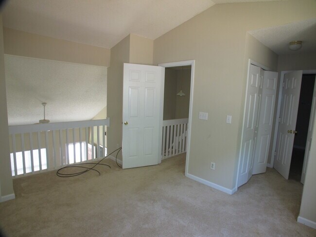 Building Photo - End Unit 3 bedroom, 2 bath Townhome in the...