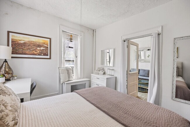 Building Photo - 542 E 14th St