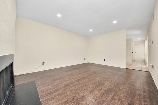 Building Photo - 9001 Imogene St