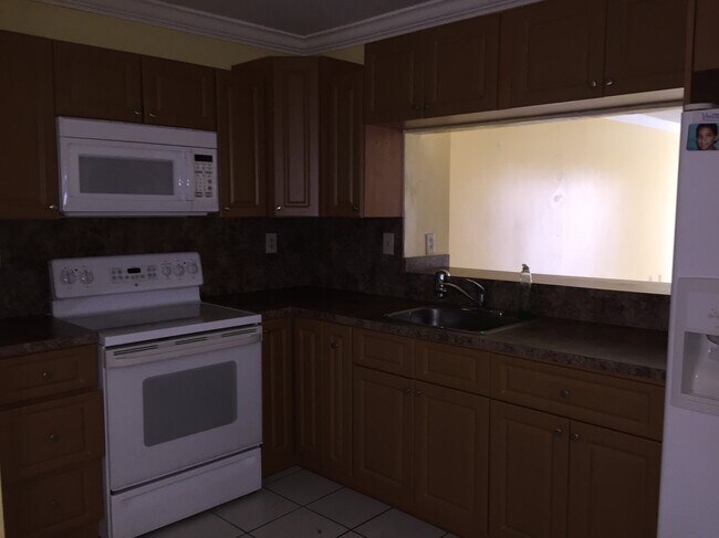 Building Photo - 1800 W 54th St
