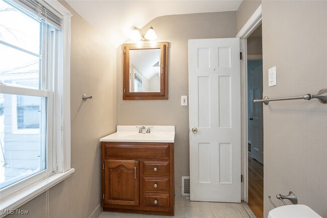 Building Photo - 1718 Maywood Rd