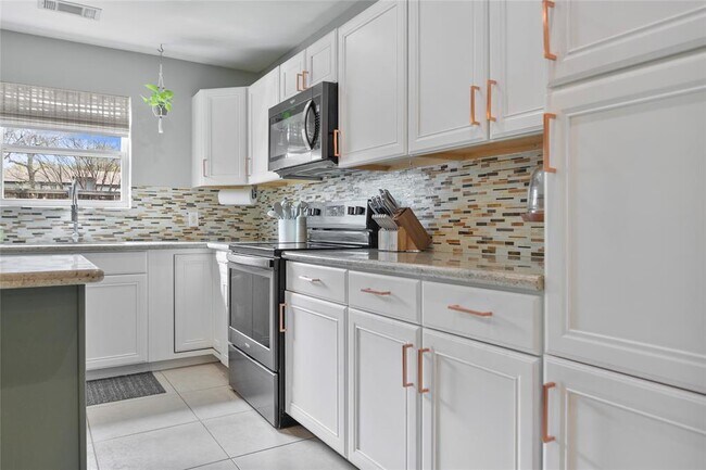 Building Photo - 9655 Meadowland Dr