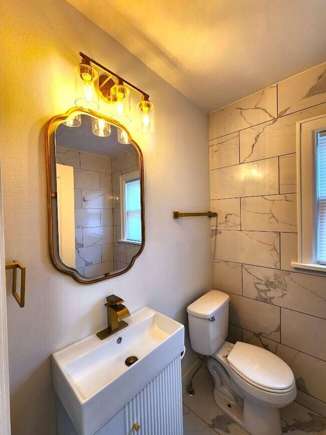 Building Photo - Remodeled 1 BED 1 BATH DUPLEX MIILER'S BLVD HISTORIC DISTRICT