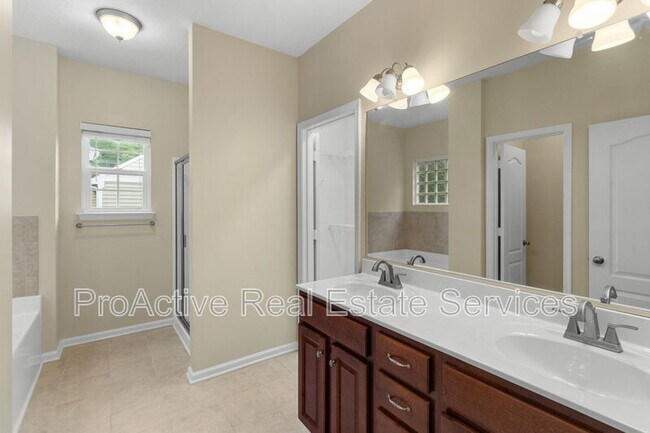 Building Photo - 729 Creekwood Dr