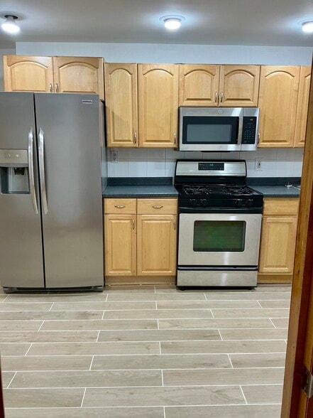 Kitchen appliances - 541 47th St