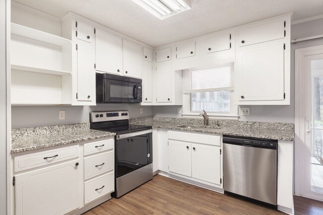 Building Photo - Spacious 4bd/2.5ba Ranch w/ Two-Car Garage & Large Basement and Screened Porch!