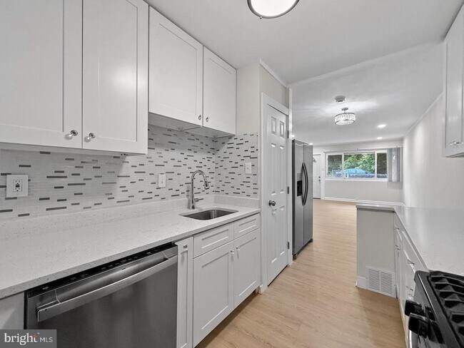 Building Photo - 7905 Greenleaf Rd