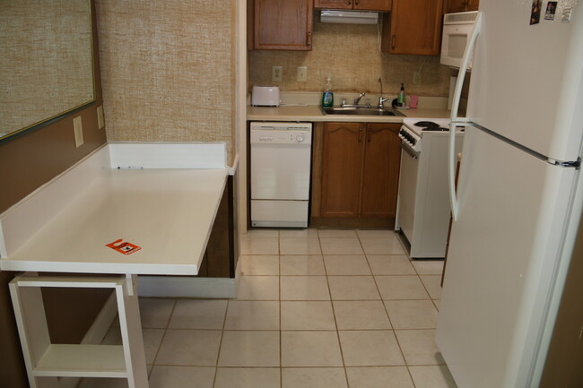 Building Photo - Efficiency Apartment Close to AU Campus