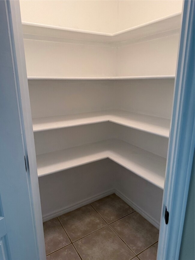 Building Photo - 3933 Brook Hollow Dr