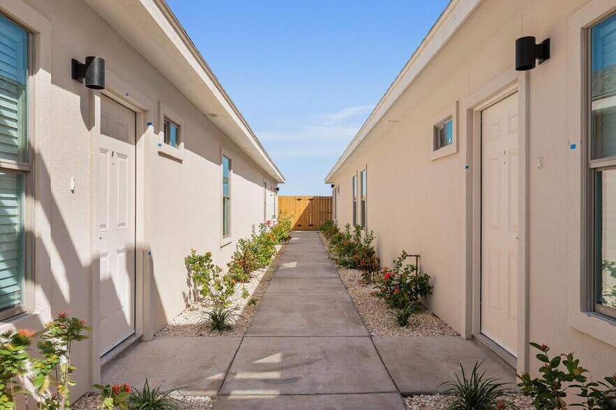 Building Photo - 701 Cathedral Hl