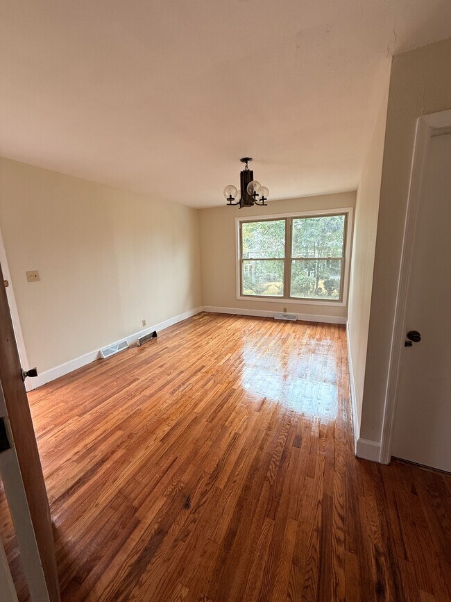 Building Photo - 104-1-501 N Main St