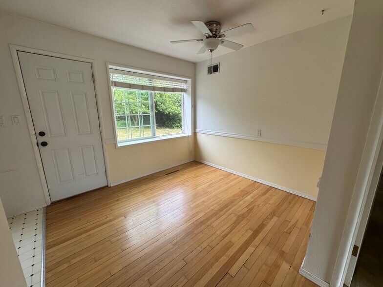 Building Photo - 12080 SW Fairfield St