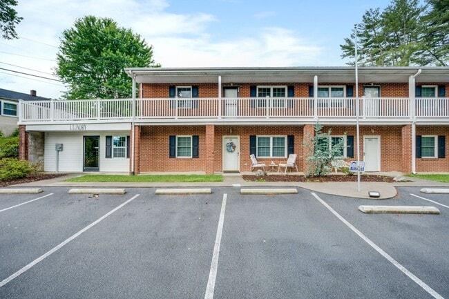 Building Photo - 184 Elm St