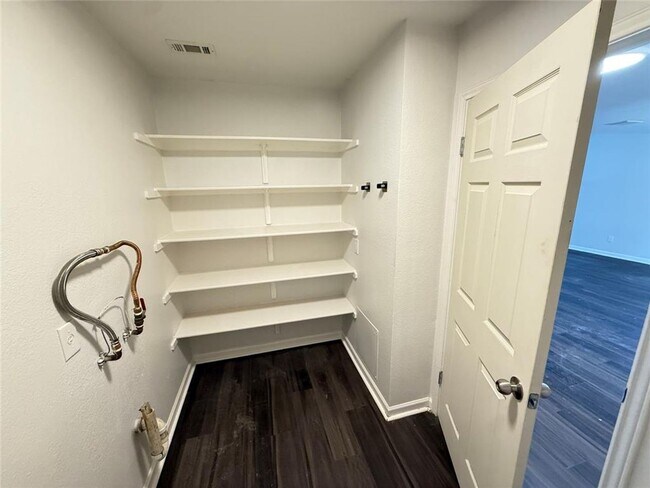 Building Photo - 3 Bed / 2 Bath / 2 living room a great bac...
