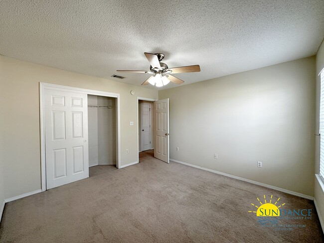 Building Photo - Spacious 3-Bedroom Home in FWB in between Eglin & Hurlburt Bases!