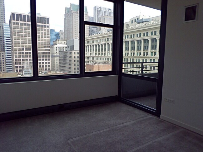 Building Photo - 235 W Van Buren St