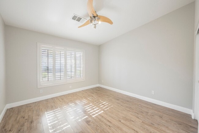 Building Photo - Gorgeous 1 Story Home in Gated Community