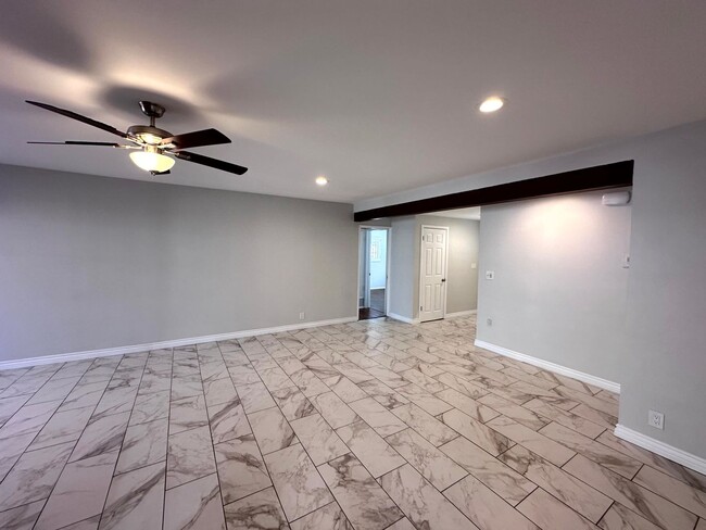 Building Photo - ***MOVE-IN SPECIAL 2 WEEKS FREE RENT***Fan...