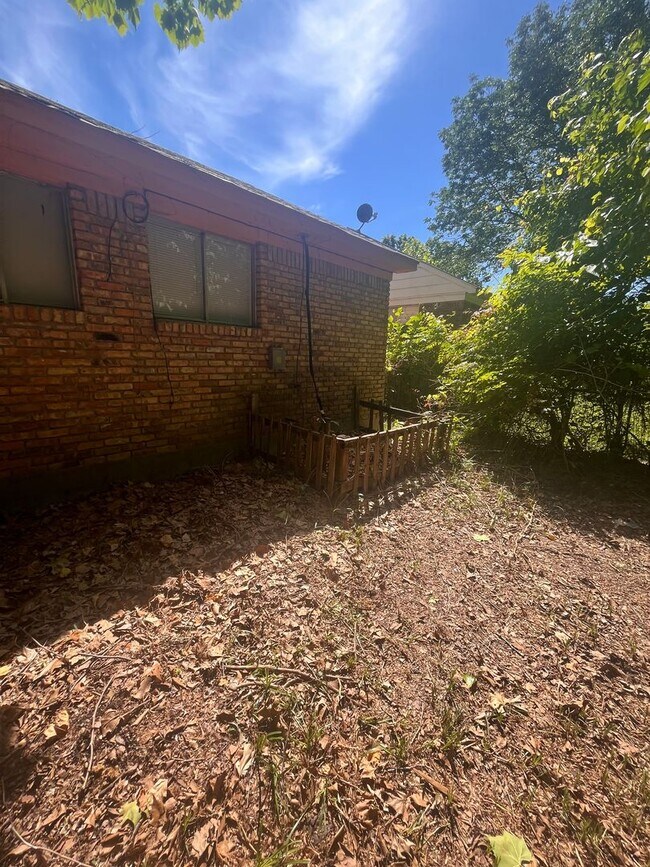 Building Photo - 3679 Ladue St