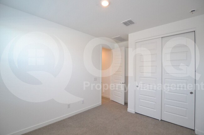 Building Photo - 9213 W Glenrosa Ave
