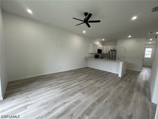 Building Photo - 455 Bell Blvd