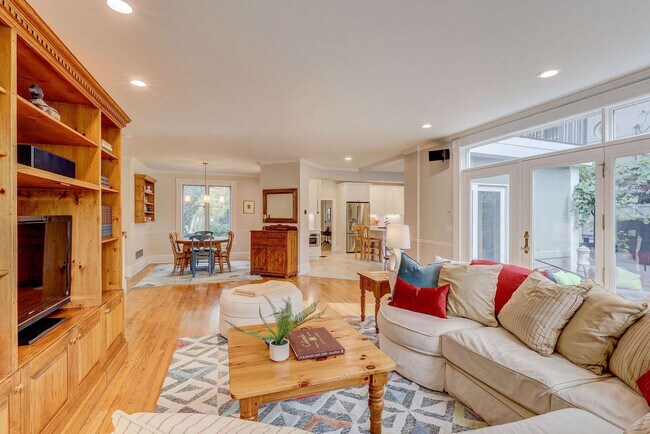 Building Photo - 2105 S Fillmore St