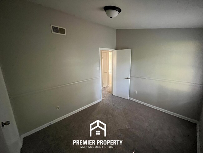 Building Photo - Charming 3BR/1.5BA in 38118 | Vaulted Ceilings, Fireplace & Formal Dining