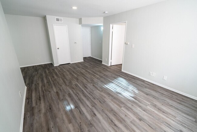 Interior Photo - 314 South Manhattan Place